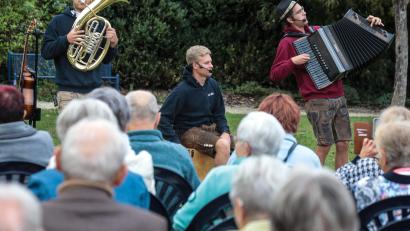 Bild: Wolfgang Steinbacher
Die Serenade im Maltesergarten mit den Übler Boum war ein Genuss.