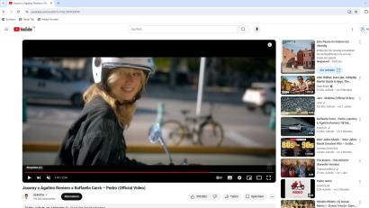 Screenshot: Youtube Jaxomy x Agatino Romero x Raffaella Carrà – Pedro (Official Video)
Julia Koller stammt aus Amberg, lebt mittlerweile aber auf Mallorca. Dort wurde sie spontan von den DJs Jaxomy und Agatino Romero für das offizielle Video des Sommerhits „Pedro“ gebucht.