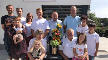 Bild: mma
Kinder und Enkel und auch Zweiter Bürgermeister Georg Götz (Mitte) gratulieren dem Jubelpaar Agnes und Franz Braun (vorn) zur Goldenen Hochzeit.