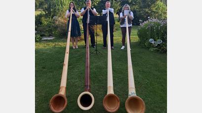 Bild: gis
Silke und Adalbert Adam, Hans-Jürgen Hautmann und Mila Clericus (von links) beim Training: Sie beherrschen bereits das auf F gestimmte Instrument.