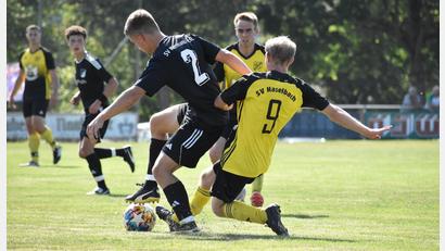 Bild: Sabrina Dietrich
Ein Duell zweier Aufsteiger: Haselbach (gelbe Trikots) und Kemnath trafen am Wochenende in der Kreisliga West aufeinander.