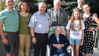 Bild: jr
Rosa Eisenmann (sitzend) feierte am Samstag ihren 95. Geburtstag. Glückwünsche gab es von der Familie sowie von Zweitem Bürgermeister Peter Gold (hinten, Mitte).