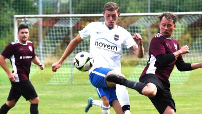 Bild: Büttner
Die DJK Weiden (rote Trikots) musst gegen den FC Vorbach eine herbe 0:7-Heimniederlage hinnehmen.