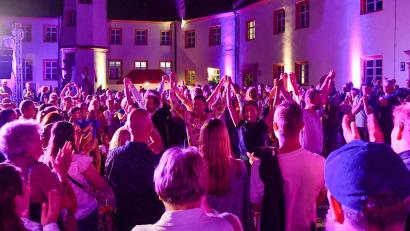Archivbild: Petra Hartl
Obwohl an diesem Tag, dem 5. Juli, die deutsche Nationalmannschaft bei der EM gegen Spanien im Viertelfinale ausschied: Im Sulzbacher Schlosshof gelang es "Pam Pam Ida" dennoch, die Konzertbesucher zum Mittanzen zu animieren. Der Auftritt stand unter dem Motto "Koa Moang" (Kein Morgen).