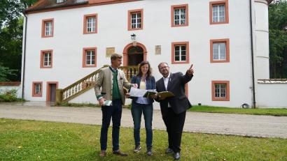 Bild: kaz
Im September findet auf Schloss Wolframshof die Bio-Meile statt. Zu einer Lagebesprechung trafen sich Bürgermeister Hans Walter, Projektmanagerin Elisabeth Waldeck mit Schlossherr Maximilian von Grundherr (von rechts).