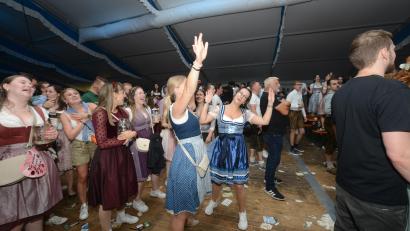 Bild: bey
Noch einmal jubelten die Burschen und Mädels der Band "Donnaweda" zu.