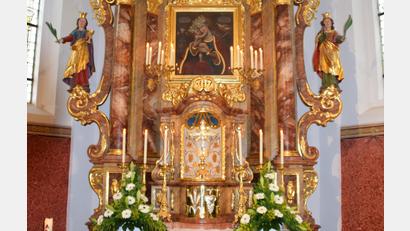 Bild: swo
Der festlich geschmückte Hochaltar in der Wallfahrtskirche auf dem Mausberg, vor dem ab Sonntag wieder die Gottesdienste gefeiert werden.