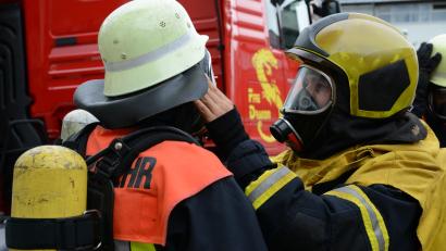 Archivbild: Petra Hartl
Die Einsatzkleidung der Feuerwehr Amberg, unter anderem die Schutzjacken, die hier zu sehen sind, muss fachgerecht gereinigt werden. Dafür soll die Hauptfeuerwache nun eine eigene Waschmaschine und einen Trockenschrank bekommen.