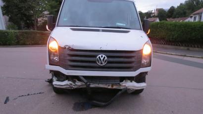 Bild: Polizei Sulzbach-Rosenberg
Der VW-Crafter war nach dem Unfall nicht mehr fahrbereit; die Zustellung der geladenen Pakete verzögerte sich.