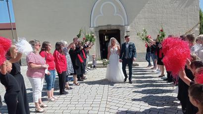 Bild: fpoz
Julia Friedrich und Maximilian Berek durchschritten nach dem Gottesdienst ein langes Spalier.