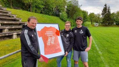 Bild: Waller/exb
Nach 12 Jahren hieß es bei der SG Griesbach/Großkonreuth/Mähring: "Danke Manu!" Die Spielleiter des SV Griesbach, Alexander Schneider (links), und des SC Mähring, Christian Beer (Mitte), beschenkten den Ex-Trainer Manuel Waller zum Abschied.