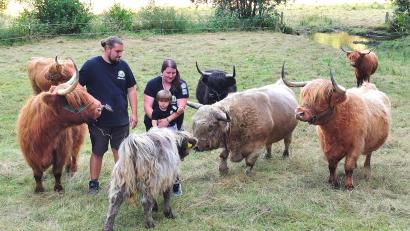 Bild: Portner
Ramona und Christian Dirscherl betreiben bei Winklarn eine Schottische-Hochlandrinder-Zucht unter dem Namen „Highland Cattle vom Aschatal“. Gäste sind zum Striegeln und Streicheln willkommen.