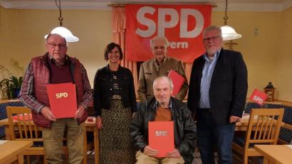 Bild: Jörn Schedl/exb
Die Geehrten (von links) Helmut Hart, Katrin Hüttner, Roland Pfefferlein, Hans Dieter-Dietl und (sitzend) Norbert Hagen.