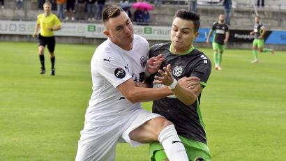 Bild: Hubert Ziegler
Thomas Stowasser, hier im Duell mit Patrik Hofmann von der DJK Gebenbach, wechselt vom ASV Cham zum SV Schwandorf-Ettmannsdorf.