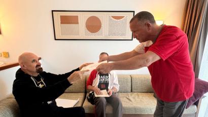 Bild: abi
Keith R. Kernspecht (links) überreicht an Christian Büttner die Urkunde zum sechsten Meistergrad im Wing Tsun.