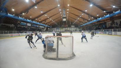Archivbild: Andreas Brückmann
Eishockey ist in der Amberger Eishalle aktuell nicht möglich, da eine neue Kühlanlage eingebaut wird. Für den ERSC Amberg heißt dies, sich nach Trainingsmöglichkeiten in anderen Eisstadien umzusehen.