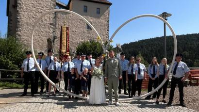 Bild: Niels Rosenberger/Feuerwehr Atzenhof/exb
Ein Feuerwehrschlauch zum Herz geformt: Die Feuerwehr Atzenhof steht vor der Burg Spalier.
