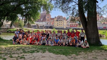 Bild: Tobias Gräf
Die Jahninsel mit der Steinernen Brücke und der Regensburger Altstadt im Hintergrund bildete die Kulisse für das Gruppenfoto der Sulzbacher und der französischen Pfadfinder (rote Kluft) aus Chantilly während einer Stadtrallye.