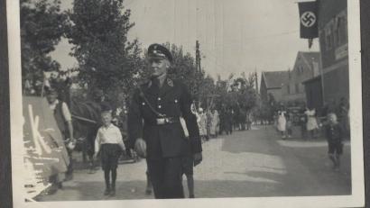 Bild: Archiv Stefan Hördler
Eine Aufnahme des jungen Kurt Schreiber in Uniform der SS.