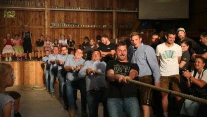 Bild: Brugger Annali/exb
Das Seilziehen gehört zum Wurzer O'Schnitt. Am kommenden Sonntag, 1. September, treten Kinder und Erwachsene an.