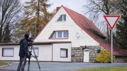 Bild: picture alliance / dpa
Das Haus in einem Ortsteil von Regnitzlosau im Landkreis Hof soll Rechtsextremen als Treffpunkt gedient haben. (Archivbild)