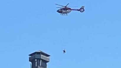 Bild: Elia Stahl 
Nach einem Schwächeanfall rettete die Bergwacht einen Mann vom Aussichtsturm am Rauhen Kulm.
