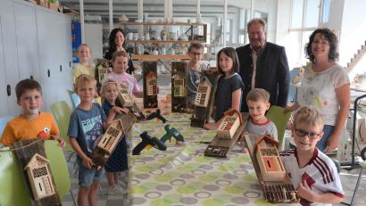 Archivbild: jr
Sehr beliebt im Mitterteicher Ferienprogramm sind seit jeher Bastelkurse. Das Bild aus dem August 2022 zeigt die Teilnehmer eines Kurses im Museum, bei dem Insektenhotels entstanden. Mit im Bild das Museumsteam mit Nicole Schuller (rechts) und Marion Papsch sowie Zweitem Bürgermeister Johann Brandl.