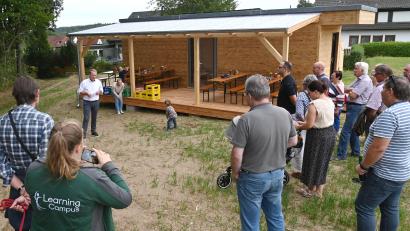 Bild: gf
Je 30 Quadratmeter Fläche umfassen Innenraum und überdachte Terrasse der Schutzhütte des neuen Waldkindergartens. Nach Aussagen von Bürgermeister Hermann Böhm (links) ist die Anlage in Rekordzeit geplant, genehmigt und fertiggestellt worden.
