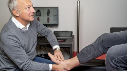 Bild: Franz Pietruska/Fischer Fußfit
Firmenchef Magnus Fischer kümmert sich persönlich um Kunden und das nicht erst, seit Fachkräfte fehlen.