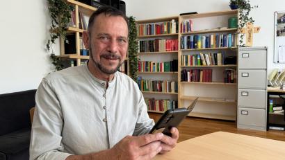 Bild: Matthias Bäumler
Pfarrer Klaus Wening mit seinem Handy. Er weiß jetzt, wie heimtückisch sogenannte Enkeltrick-Anrufe wirklich sind.