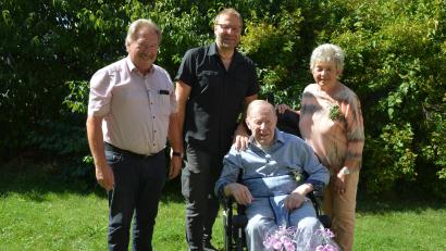 Bild: jr
Herma und Hermann Laumer feierten am Dienstag Diamantene Hochzeit. Zum 60. Ehejubiläum gratulierten unter anderem Sohn Markus (Zweiter von links) und Zweiter Bürgermeister Johann Brandl (links).