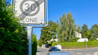 Bild: Gabi Schönberger
Wenn es nach den Grünen geht, gibt es in Weiden bald mehr Tempo-30-Zonen. Vier Straßen schlägt die Stadtratsfraktion dafür vor.