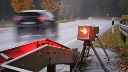 Symbolbild: David-Wolfgang Ebener/dpa
Eine Geschwindigkeitskontrolle nahm die Verkehrspolizei Amberg bei Schmidmühlen vor.