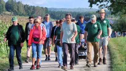 Archivbild: bsc
Der Bierwandertag beim Friedenfelser Herbstfest lockt alljährlich Tausende von Besuchern an, darunter auch zahlreiche Wandervereine. Der Bierwandertag 2023 führte die Teilnehmer (Bild) vom Ortsrand hinauf nach Altenreuth zum Ortsteil Bärnhöhe der Gemeinde Friedenfels.
