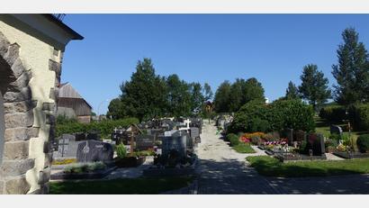 Bild: mmj
Der Gemeinderat Weiding verabschiedet eine neue Friedhofssatzung mit Gebührenanpassung.