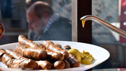 Archivbild: Petra Hartl
Die Bratwürste am Mariahilfberg in Amberg sehen saftig aus, das aber sind auch die fast jährlich steigenden Preise: 1,60 Euro mussten 2024 pro Wurst gezahlt werden. Für die vegane oder eine Wurst vom Strohschwein wurden sogar 1,70 Euro fällig.