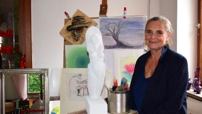 Bild: no
Stephanie Agger neben der Staffelei, Malutensilien und Pinseln, die sie für die Kunsttherapie benötigt.