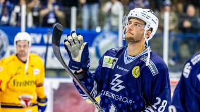 Archivbild: Tobias Neubert
Maximilian Kolb, Verteidiger der Blue Devils Weiden, kehrt am Wochenende in den Vorbereitungsspielen gegen den EC Bad Nauheim und die Onesto Tigers Bayreuth nach fünfmonatiger Verletzungspause zurück aufs Eis.