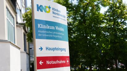 Bild: Sebastian Böhm
Ein Schild vor dem Haupteingang der Kliniken Nordoberpfalz in Weiden