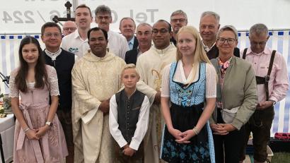 Bild: ct
Im Kreise seiner Mitarbeiter und den Helfern aus der Pfarrei Schlicht präsentiert sich der scheidende Stadtpfarrer Robin Xavier (links) mit seinem Mitbruder und Pfarrvikar Pater Jimmy Joseph nach dem Gottesdienst.
