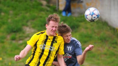 Archivbild: Schrems
Der TSV Konnersreuth empfängt am Sonntag die Sportfreunde Kondrau. Das Bild zeigt den Konnersreuther Cedric Reiter (rechts) im Kopfballduell mit dem Tirschenreuther Sascha Kollarik.