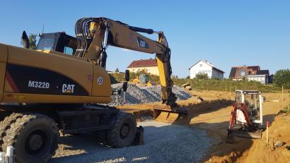 Bild: Benkhardt
In Reuth entsteht ein neues Baugebiet mit 14 Parzellen. Die Arbeiten laufen auf vollen Touren.