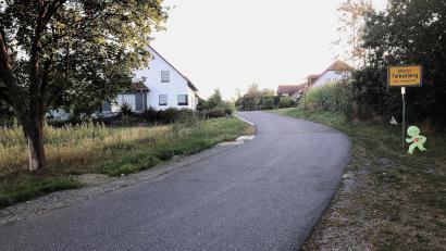 Bild: wro
Mit den Arbeiten am Pirker Weg (Bild) wurde die vier Jahre dauernde umfangreiche Maßnahme Wasser- und Kanalleitungssanierung abgeschlossen. Unter der Erde liegen nun auch Leerrohre für die Breitbandversorgung.