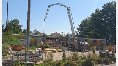 Bild: Hösamer
An der Schwellenwerkunterführung in Schwandorf wird bereits gearbeitet. Sie soll wie geplant in Höhe und Breite erweitert werden, trotz möglicherweise ausbleibender Fördergelder.