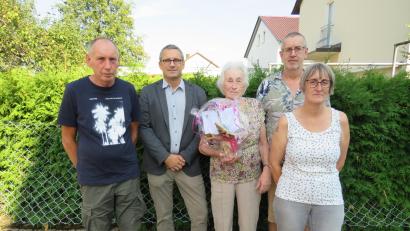 Bild: adj
Dritter Bürgermeister Christian Schramek überbrachte Rosemarie Lugert die Glückwünsche zum 90. Geburtstag, den sie mit ihren Kindern feierte.