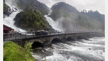 Bild: Bernd F. Meier/dpa
Gesamtfallhöhe 165 Meter: Der Zwillingswasserfal Låtefossen bei Odda bietet ein Naturschauspiel.