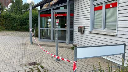 Bild: san
Hier haben Unbekannte einen Geldautomaten aufgebrochen: Derzeit signalisiert weiß-rotes Trassierband, dass die Sparkassen-Filiale In Illschwang geschlossen ist.