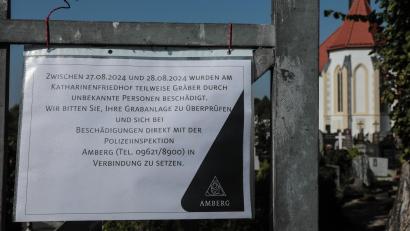 Bild: Wolfgang Steinbacher
Auf dem Katharinenfriedhof wurden Gräber beschädigt. Dieses Schild hängt derzeit an allen Eingängen.