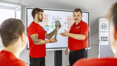 Bild: Marcus Rebmann
Jede Menge positiver Rückmeldungen gab es für die Initiative von Andreas Lotter (rechts) bei der Lehrlingsausbildung. Für die nächsten Azubis steht deshalb eine Neuauflage an, die bei mehreren Kreishandwerksmeistern auf Interesse stößt.
