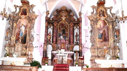 Bild: sche
Das Bild am Hochaltar (Mitte) der Aschacher Kirche zeigt den heiligen Ägidius.